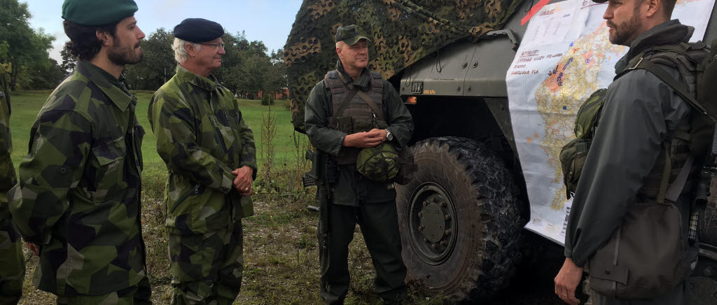 H.M. Konungen och H.K.H. Prins Carl Philip besökte Aurora 17 på Gotland. Under förmiddagen besökte de 18:e stridsgruppen och det finska kompaniet som övar sida vid sida i terrängen under övningen. Besöket stannade också till vid en av luftvärnets grupperingsplatser där teknikintresserad kung fick möjlighet att titta närmare på luftvärnssystemen.