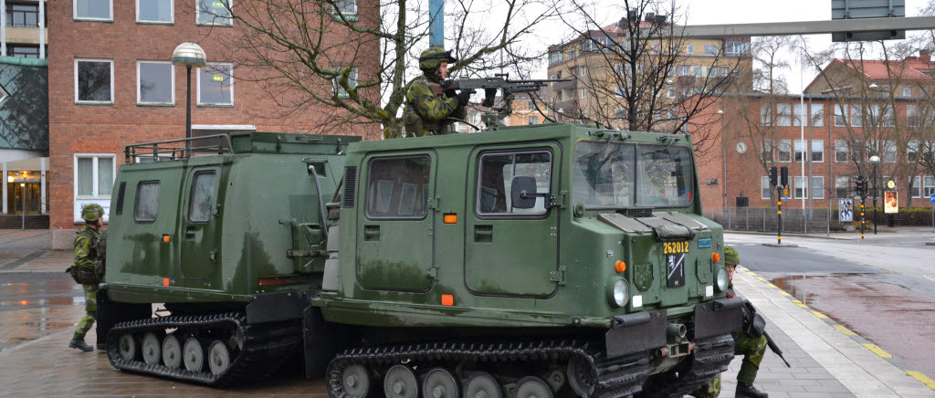 Militärfordon i stadsmiljö.