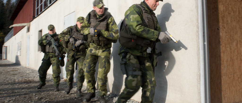Fredrik Ekholm, längst fram, åker till Afghanistan för fjärde gången. 