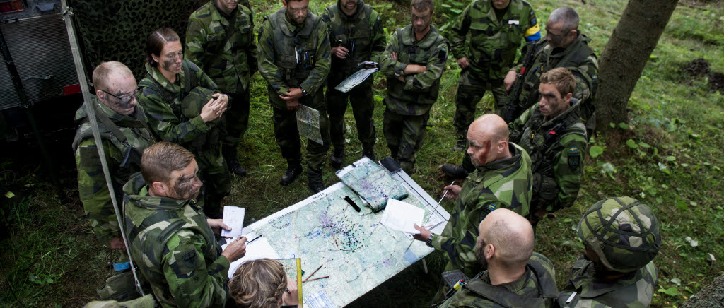 42.Mekaniserade bataljonstaben i fält under Arméövning 15. Under övningen kommer stora delar av Sveriges arméförband samlas i området runt Vättern. Övningens huvudsyfte är att öva det nationella försvaret och då främst förmågan för arméförbanden att agera och samverka som en brigad.