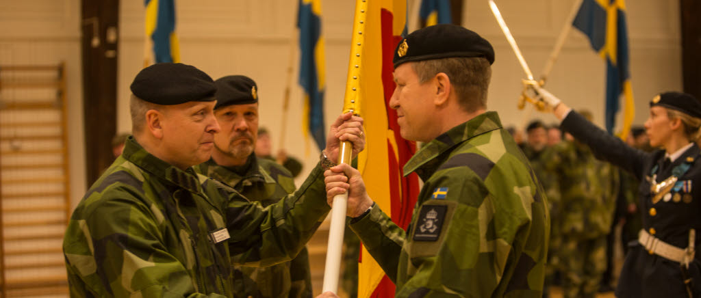 Överlämning av fana.