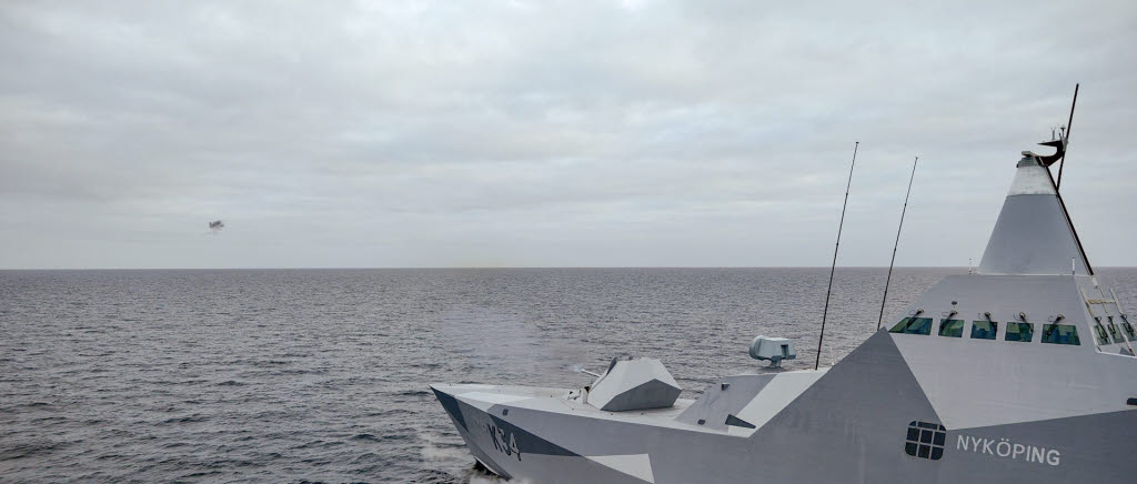 HMS Nyköping bekämpar drönare