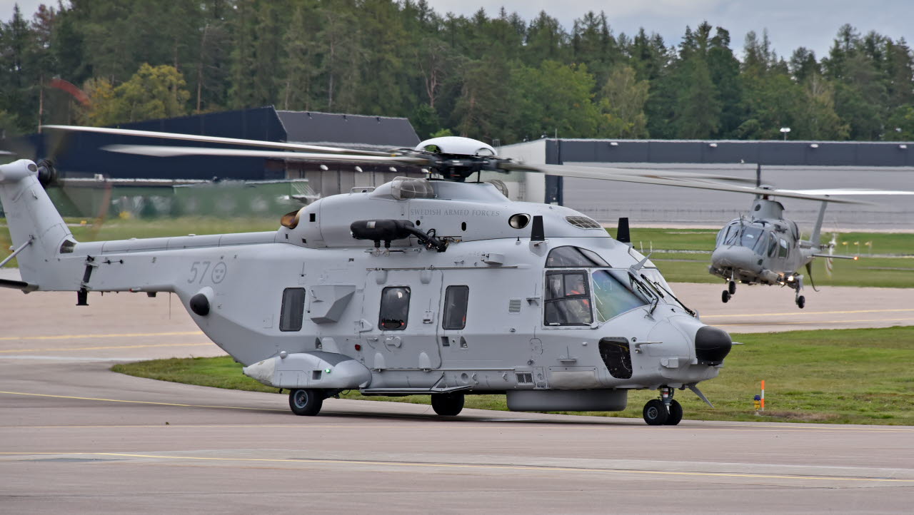 I tio dagar är sjöoperativa helikopter 14 och helikopter 15, i bakgrunden, baserade på Malmen under Aurora 17. 