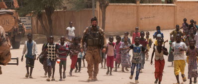 Barn i en by möter upp svenska spaningsgrupper.  FN-insatsen i Mali, Mali 03, våren 2016.