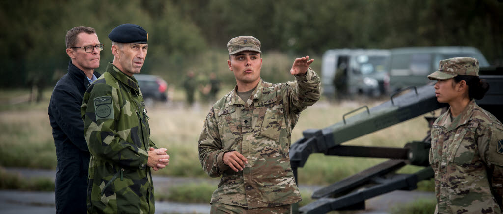 Överbefälhavaren och generaldirektören för en genomgång av luftvärnssystemet "patriot".

Under mediadagen på Säve fick först överbefälhavaren Micael Bydén och Försvarsmakten Generaldirektör Peter Sandwall möjlighet att se de franska och amerikanska luftvärnssystemen och även prata med soldater från de två nationerna. Under eftermiddagen tillkom även media som fick chansen att se systemen och prata både med överbefälhavaren och de utlänska soldaterna. 

Inom ramen för Aurora 17 genomförs övning i Värdlandsstöd ((host nation support). Denna övnings syfte är att utveckla samverkansformerna med civila och andra militära aktörer. 

För att öka den militära förmågan genomför Försvarsmakten under september försvarsmaktsövning Aurora 17. Aurora 17 är detn första och största övningen i sitt slag på mer än 20 år. Samtliga stridskrafter och fler än 20000 män och kvinnor kommer att delta. Det är en nationell övning som bygger ett starjare försvar och ökar den samlade förmågan att möta ett angrepp på Sverige. Under Aurora 17 kommer även ett flertal myndigheter och militära förband från andra länder delta. 