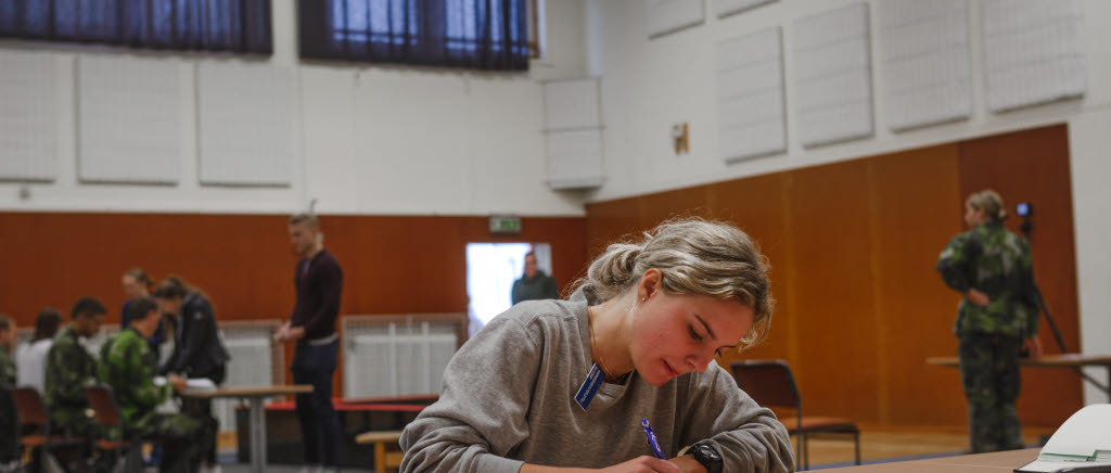 Inskrivning i gymnastiksalen på Skaraborgs flygflottilj.