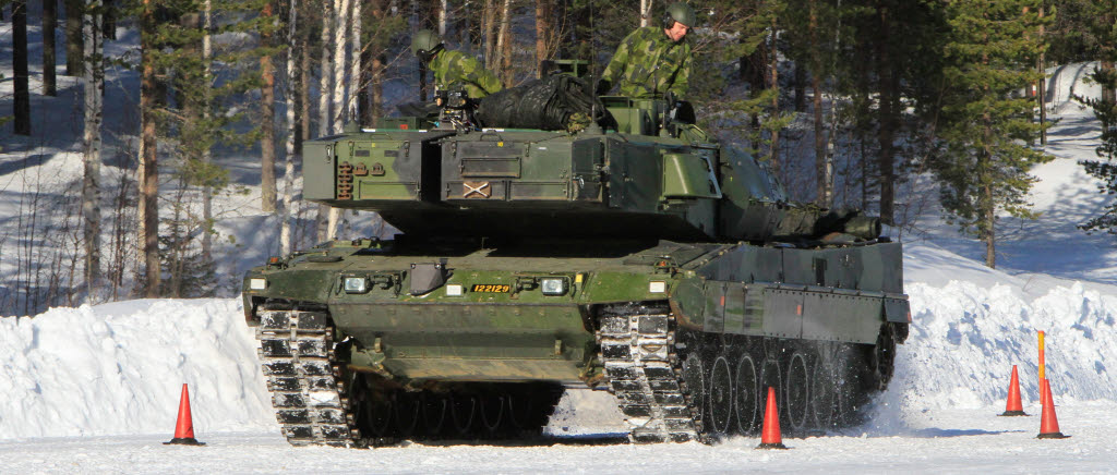 Precisionskörning mellan konorna, de tidigare värnpliktiga stridsvagnsförarna repeterar sina kunskaper i halkbanan på körplanen. 