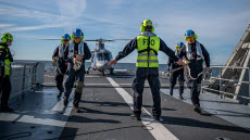 Flight deck officer, FDO är den som leder arbetet på däck och som pratar med flygkoordinatorn på bryggan. Piloterna håller han kontakt med genom tydliga handsignaler. Till sin hjälp har FDO:n en flight deck assistant, FDA som är insatsledare och beredd att arbetsleda säkerhetsarbetet på däck i samband med start och landningar. Skulle något hända leder FDA räddningsinsatserna.

Logistikofficer Melker är en av FDO:erna som utbildats och numer har en ny tillikauppgift.

”Eftersom vi varit samlade på samma plattform har vi kunnat prata med piloterna om vad de tycker är bra eller dåligt i hur vi gör. Det har varit väldigt utvecklande, säger Melker.

Militär flygplats till sjöss. För att säkerställa funktionen har marina fartygsbesättningar drillats under en vecka i september ombord på HMS Carlskrona. Det är Marinbasen som har uppdraget att genom HMS Carlskrona se till att helikopterlandningsförmågan till sjöss inom marinen bibehålls och även taktikutvecklas tillsammans med 3:e helikopterskvadronen.