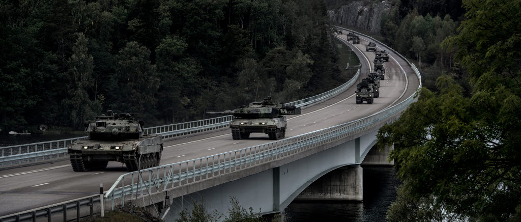 Stridsvagn 122 och stridsfordon framrycker längs med E18.