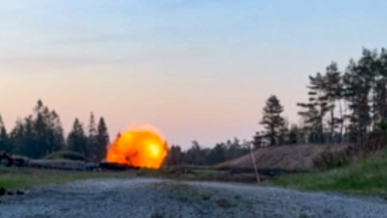 Marinen genomför under veckan sanering av oexploderad ammunition i Öresjö mellan Trollhättan och Uddevalla. Det är Röjdykardivisionen vid Fjärde sjöstridsflottiljen som bärgar de tändrör som dumpades av Försvarsmakten 1954. 
Efter att den oexploderade ammunitionen bärgats transporteras den till Sågebackens skjutfält där Röjdykardivisionens EOD-operatörer destruerar den.
