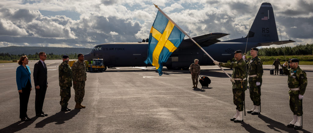 Besök USA i Kiruna.
På berget Luossavaaras topp genomfördes en terrängorientering av Lapplandsjägargruppens chef, överstelöjtnant Martin Andersson. Deltagarna förevisades Kirunas gamla och nya centrum, gruvverksamheten och det omgivande landskapet med utsikt mot de svenska och norska fjällen. Orienteringen genomfördes i solsken och avslutades precis innan tunga regnmoln drev in över berget.
I LKAB:s besöksgruva på 540 meters nivå hölls ett antal föredragningar, bland annat av Niklas Johansson, direktör för public affairs och externa relationer. Han tryckte på Malmbanans betydelse och begränsningar. Järnvägslinjens enkelspår och bristande underhåll hämmar idag såväl försörjningen av högkvalitativ järnmalm och möjligheten att utvinna kritiska mineral, som kapaciteten för militära transporter.
På Kalixforsbasen förevisade Lapplandsjägargruppen och Lapplandsjägarbataljonen bandvagn, snöskoter, olika sensorsystem samt mörkerutrustning. 