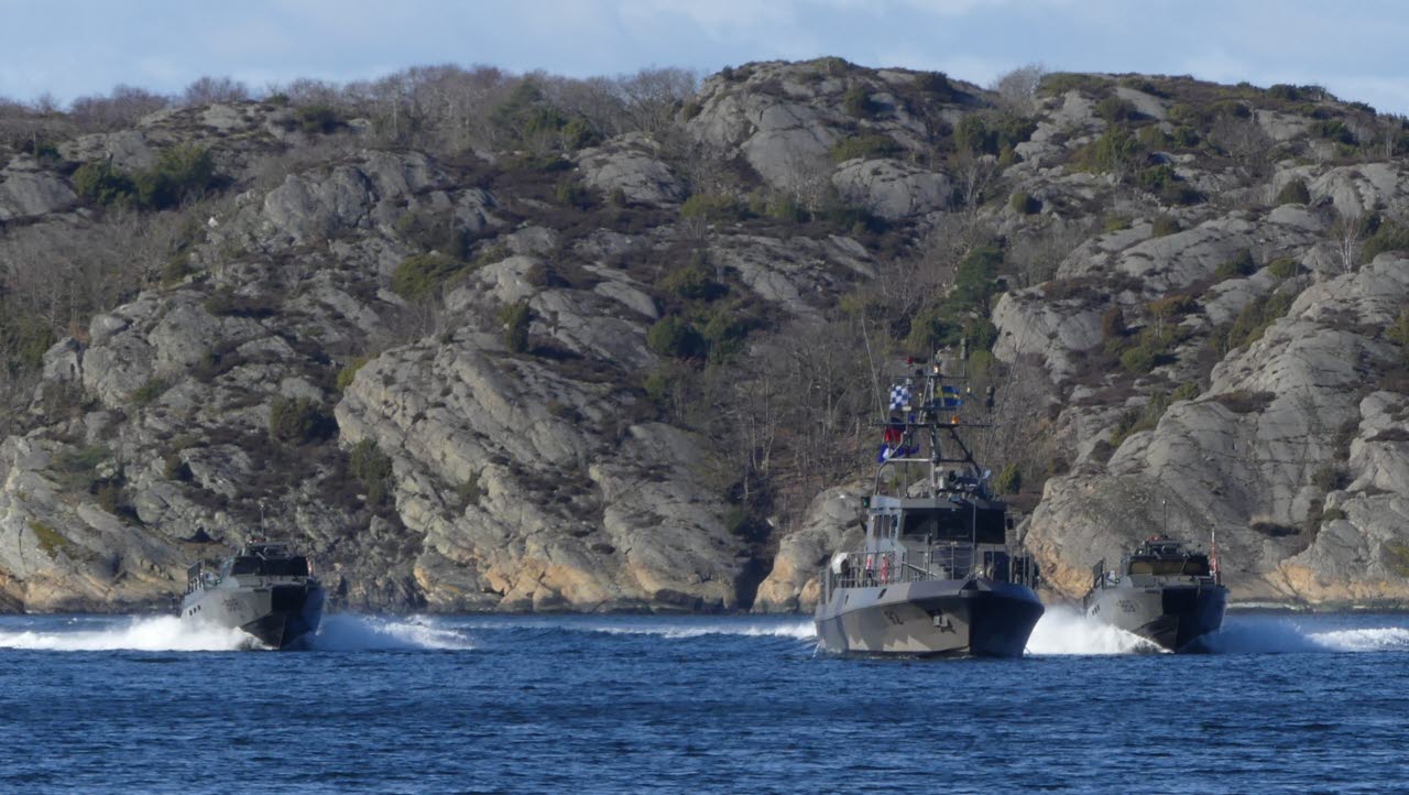 Stridsbåtar på väg in för fingerat sjunkbombsanfall.