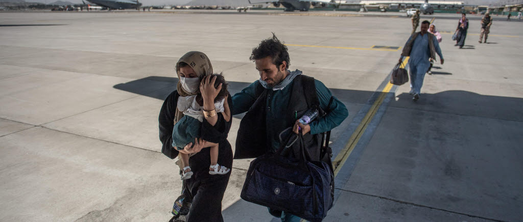 Personer på en landningsbana på en flygplats.