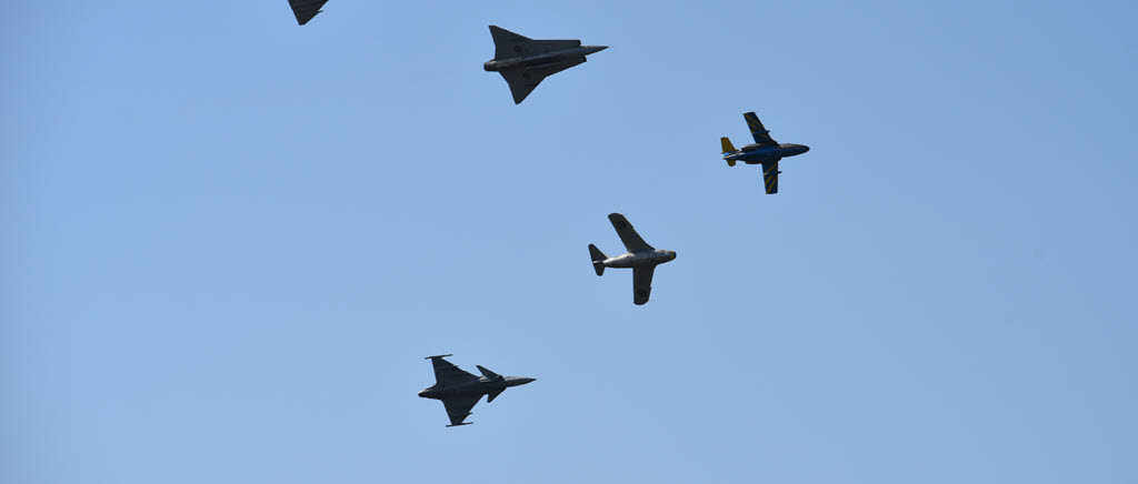 Jas 39 Gripen, J 29 Tunnan, SK 60, J 35 Draken, AJS 37 Viggen flyger i formation 