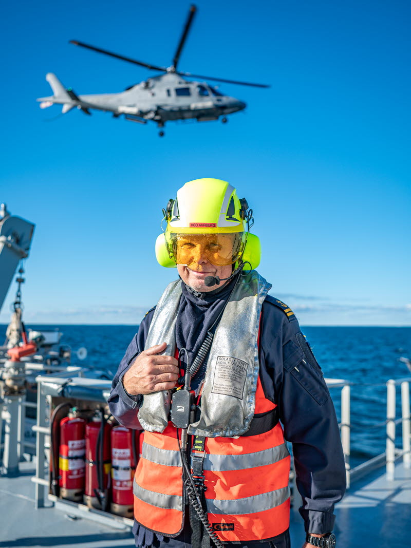 
Militär flygplats till sjöss.
För att säkerställa funktionen har marina fartygsbesättningar drillats under en vecka i september ombord på HMS Carlskrona. Det är Marinbasen som har uppdraget att genom HMS Carlskrona se till att helikopterlandningsförmågan till sjöss inom marinen bibehålls och även taktikutvecklas tillsammans med 3:e helikopterskvadronen.