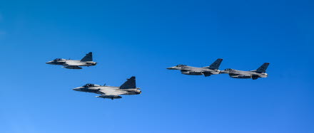 Tillsammans innan ACE 21. Gripen från 211:e stridsflygdivisionen, F 21 tillsammans med amerikanska F-16 ur 52 Fighter Wing från Spangdahlem air base