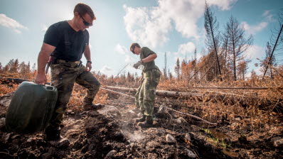 Gävleborgsbataljonen stödjer i släckningsarbetet vid skogsbranden i Ljusdals kommun.