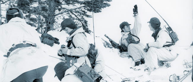 Första förbandsövningen ute i skogen, i klädda vinterkamoflage, 1977. Bilden är en del av forsvarsmakten.se/varhistoria.

