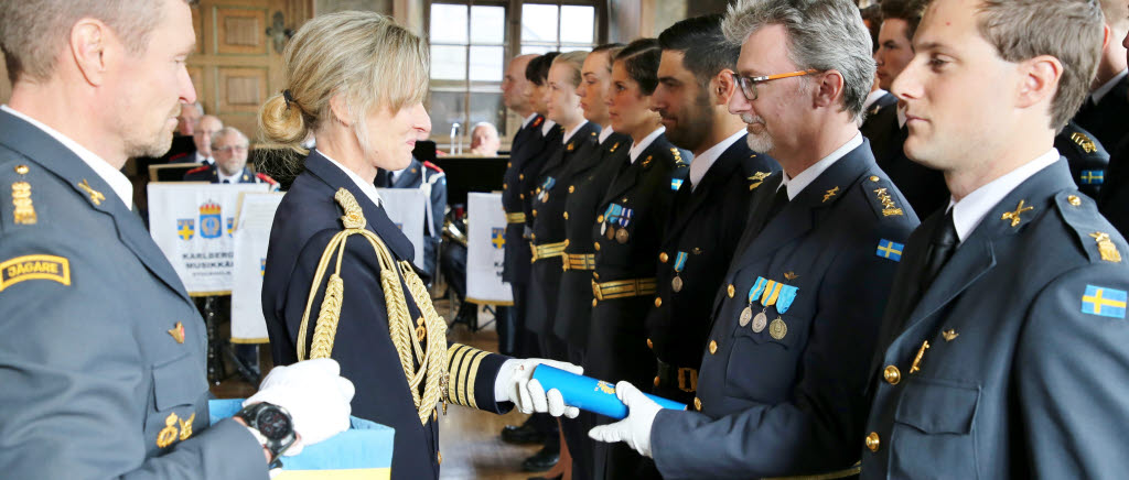 Nyblivne kapten Mikael Fabel tilldelas utbildningsbeviset av kommendör Anna-Karin Broth. Under en avslutningsceremoni i Rikssalen på Militärhögskolan Karlberg fick Försvarsmakten 23 nya officerare, efter ett års studier på Officersutbildning 17 (OFFU).