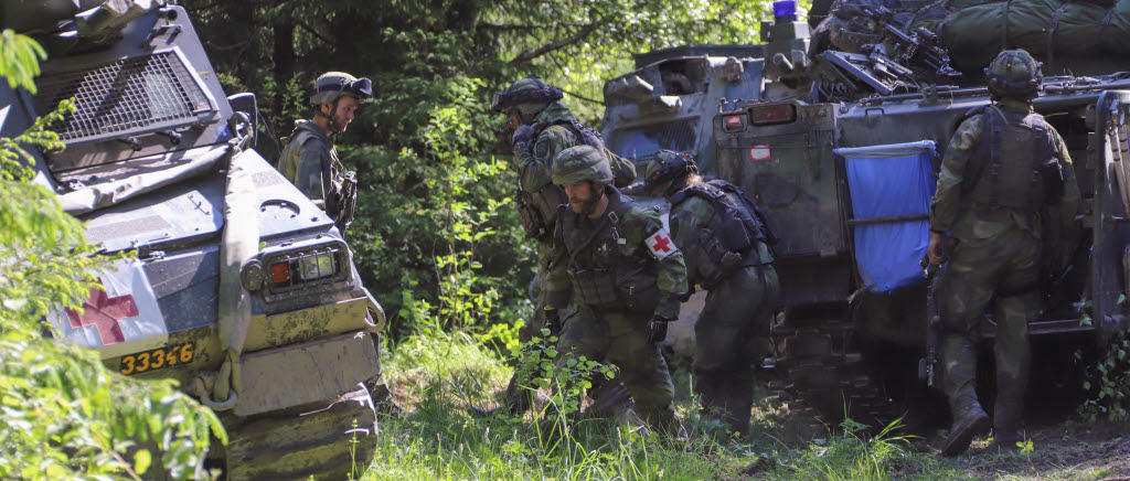 Våreld, en utmaning i svår terräng och stark värme, här syns soldater ur 41:a pansarbataljonen från Skaraborgs regemente under ett sjukvårdsmoment i övningen.