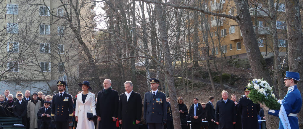 Ceremoni vid Finlandsmonumentet på minnesdagen för finska vinterkrigets slut.
