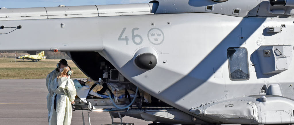 200417 Försvarsmakten levererar efterfrågad ny förmåga - militär helikoptertransport av Covid-19 patienter. En förmåga som under mycket kort tid har byggts upp av flera förband i Försvarsmakten och FMV som tillsammans med civila sjukvården kommer bistå civila samhället. Nationell resurs.
Helikopter 14 har en bakre lastramp i samma höjd som bårvagnen vilket gör att båren kan skjutas in direkt i helikoptern.
