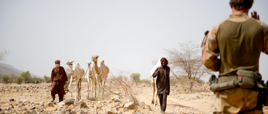 Bild från Mali04:s Long Range Reconnaissance Patrol (längre spaningspatrull) i den norra delen av landet. Patrullen pågick mellan den 3:e och 9:e november 2016 och innefattade förutom spaningspersonal, logistik delar som reperation, sjukvårdspersonal samt ledningspersonal. Totalt ingick ca 100 personer i patrullen. 
Svenskarna i Mali04 är, tillsammans med motsvarande nederländska förband i Gao, en del av det multinationella och fristående underrättelseförbandet Asifu (All Sources Information Fusion Unit).
Sverige bidrar med en ISR Task Force, förkortningen ISR står för Intelligence, Surveillance and Reconnaissance. Förbandet är i huvudsak verksamt i Minusmas sektor väst och förlagt på camp Nobel utanför Timbuktu, men kan om behov uppstår verka i hela Mali.

