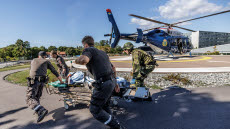 Det gäller att snabbt transportera skadad från helikoptern till sjukhuset. 

Försvarsmakten övar avancerad sjukvård inom ramen för Totalförsvaret tillsammans med Polisen och civil sjukvård under övning METEOR 22.