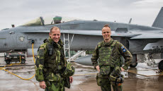 Fördjupat samarbete mellan Sverige och Finland. Överste Adam Nelson och major Markus Paukkeri står framför ett F 18.