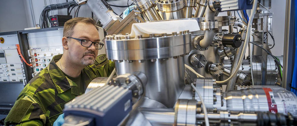 Erik Lewin är universitetslektor i materialkemi på Uppsala Universitet och insatssoldat i Hemvärnet.