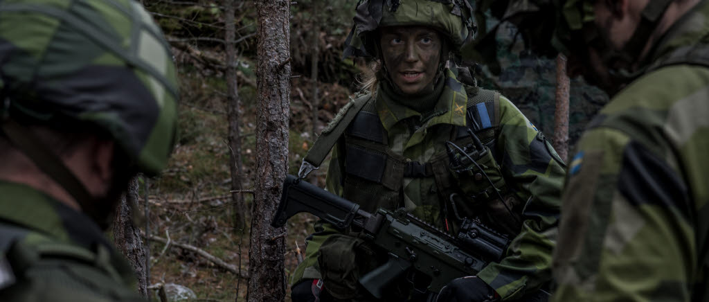 Denim Nygren är gruppchef för en sambandgrupp vid 1.Amfibieregementet. Under övningen Aurora är hennes grupp framgrupperad i skärgården för att upprätta sambandslänkar åt en amfibiebataljon.

För att öka den militära förmågan genomför Försvarsmakten under september 2017 försvarsmaktsövningen Aurora 17. Det är en nationell övning som bygger ett starkare försvar, där samtliga stridskrafter deltar, och som ökar den samlade förmågan att möta ett angrepp mot Sverige.