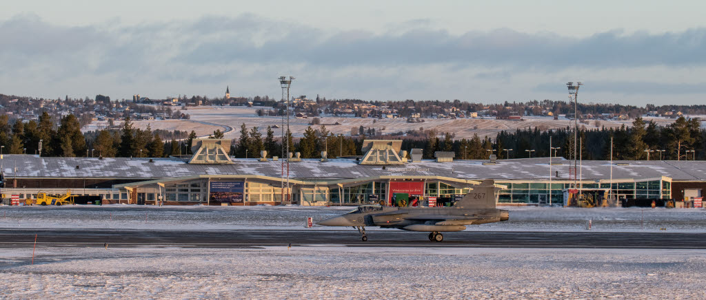 Som en del i arbetet att stärka förmågan att verka och försvara hela landet har Försvarsmakten utökat sin verksamhet i Jämtland, Västernorrlands län och Bottenhavet. Under de senaste månaderna har både armé-, flyg- och marinförband befunnit sig i området och genomfört allt från bevaknings- till dykuppgifter. Under vecka fyra var det Norrbottens flygflottiljs tur att verka i det strategiskt viktiga området.

Under veckan fanns en mindre styrka med flygtekniker, drivmedelssoldater och räddningssoldater från flottiljen på plats i Östersund för att se till att gripenplanen som utgick från hemmabasen i Luleå skulle kunna landa in, snabbtanka och sedan återigen lyfta för att genomföra flygverksamhet i området.
