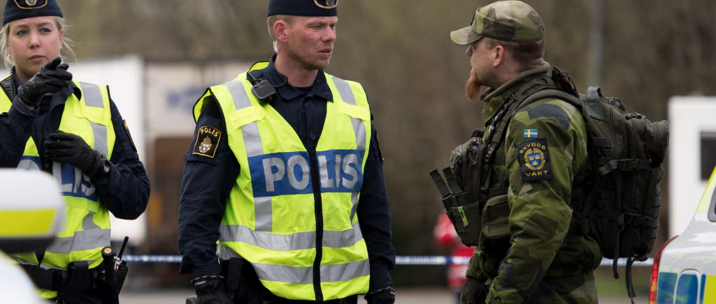 Polisen samverkar med skyddsvakten på plats. 