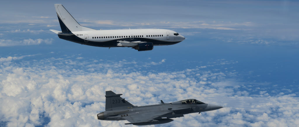 Försvarsmakten eskorterar det svenska fotbollslandslaget hem till Sverige igen efter VM i Frankrike där de tog brons.            