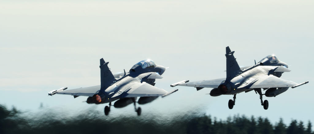 FLYGVAPENÖVNING 2014. Flygvapnet övar försvar av Sverige mellan 16 och 20 maj. Övningen bedrivs dygnet runt från flera platser i Sverige. I övningen deltar ca 3 300 personer, däribland gripenpiloter, herculesbesättningar, flygstridsledare, luftbevakare, underrättelsepersonal, flygtekniker, meteorologer, luftvärnspersonal, stabs- och ledningspersonal samt personal ur  svenska och finländska marinen. Deltagande förband: Högkvarteret, Flygtaktiska staben, Skaraborgs flygflottilj F 7, Blekinge flygflottilj F 17, Norrbottens flygflottilj F 21, Helikopterflottiljen, Luftstridsskolan, Luftvärnsregementet, Marintaktisk stab, 1:a ubåtsflottiljen, 3:e sjöstridsflottiljen, 4:e sjöstridsflottiljen, Marinbasen, Sjöstridsskolan samt finländska marinen. Övningen samordnas med marinens övning SWEFINEX 14, en bilateral övning mellan Sverige och Finland. Foto: Louise Levin/Försvarsmakten.Bilden får användas av media utan kostnad om fullständig byline anges.