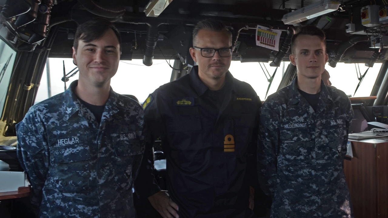 Svenska korvetter och den amerikanska jagaren USS Oscar Austin agerar fientlig styrka under Aurora 17.