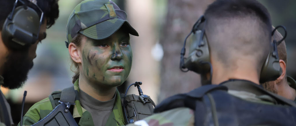 Militär med keps.