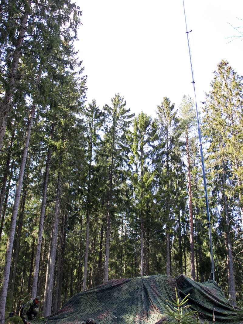 En del av en sambandstropp, en kugge i kedjan som möjliggör kommunikation mellan militära trupper. En viktig komponent för att leda förbanden i brigaden.