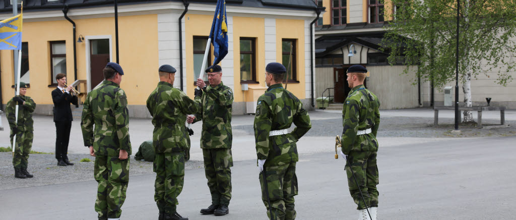 En tradition på Artilleriregementet. Förbandets fana överlämnas från avgående till pågående chef A 9. 