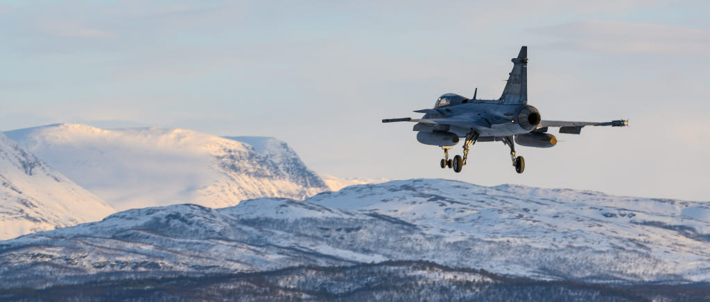 Dag 2 av CR 22 genomförs övningens första flygpass i ett soligt och vindstilla snötäckt landskap.