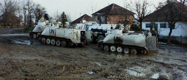 Militärfordon som står på en lerig gård. Bilden är en del av forsvarsmakten.se/varhistoria.
