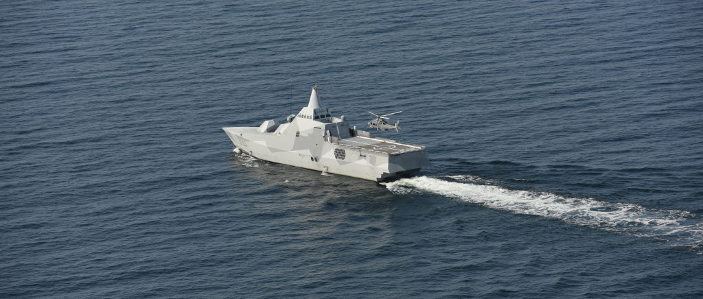 HMS Karlstad tillsammans med en helikopter 15.