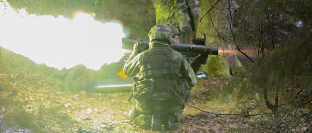 Granatgeväret är ett rekylfritt pansarvärnsvapen, konstruerat enligt bakblåsprincipen. Det innebär att när vapnet avfyras så kommer krafterna i krutgaserna som strömmar ut bakåt att vara lika stora som krafterna som driver projektilen framåt, vilket gör att skytten inte upplever någon rekyl trots att projektilvikten kan vara över två kilo.