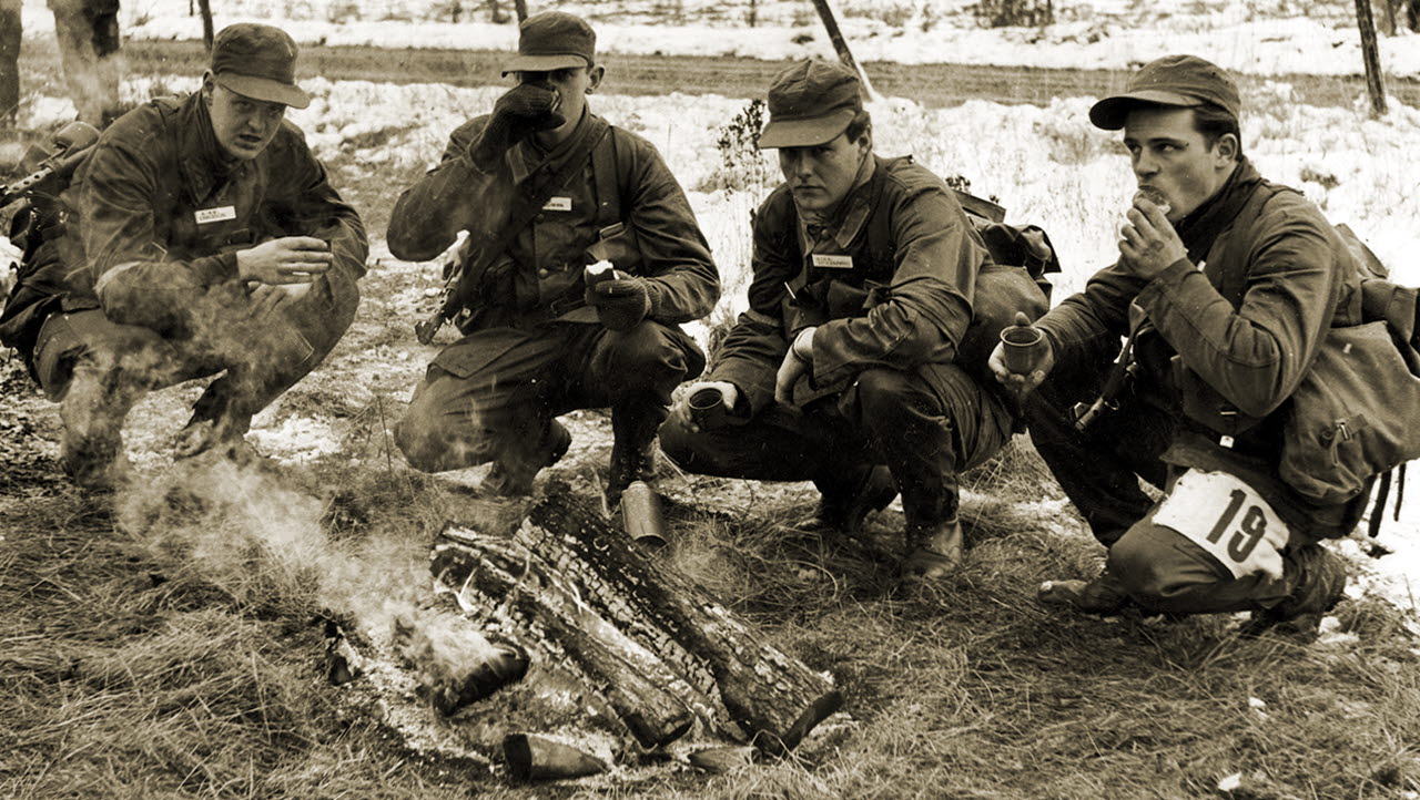 Utspisning av varm dryck under gruppfälttävlan på 1970-talet.