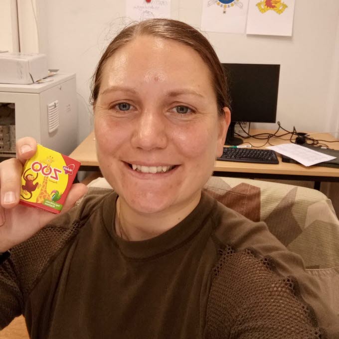 Anna från Livgardet i Mali har fått paket hemifrån med svensk godis och håller upp en tablettask. 