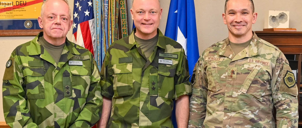 Swedish Navy (Marines) Maj. Gen. Rikard Askstedt (left), the Swedish Embassy Defense Attaché, Swedish Armed Forces Maj. Gen. Johan Pekkari (middle), Swedish Cyber Commander /Chief of Directorate of Strategic Plans and Policy, and U.S. Air Force Lt. Gen. Thomas Hensley, 16th Air Force (Air Forces Cyber) Commander, pose for a photo at 16th Air Force Headquarters, Joint Base San Antonio-Lackland, Texas.