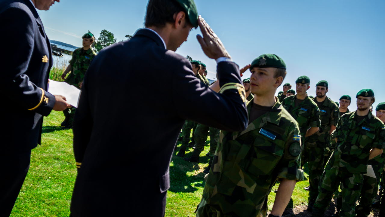 Rekryt Joel Åhström från Strängnäs kommer att tjänstgöra på 204:e amfibieskyttekompaniet.

Den 15 juni tog grundutbildningskompaniet vid Amfibieregementet på Berga sin efterlängtade examen. Soldaterna uppmärkasammades med en ceremoni där de också erhöll sina examensbevis.