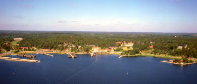 Flygfoto över Berga Örlogsskolor.