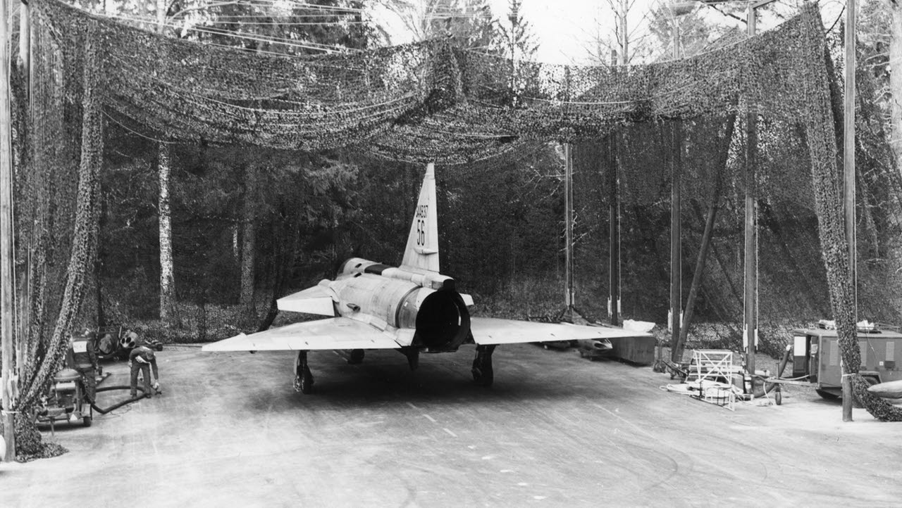 Provflygplan JA 37-6 under markserviceprov under kamouflerad vägbas. Bilden är en del av forsvarsmakten.se/varhistoria. 