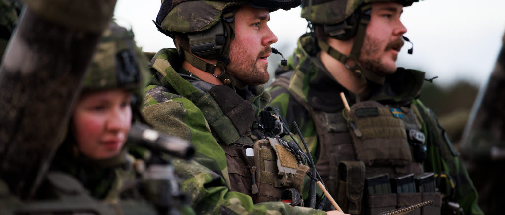 Soldater från Livgardet LG övar med granatkastare (GRK) i samband med att Försvarsmaktens närvaro på Gotland förstärkts.